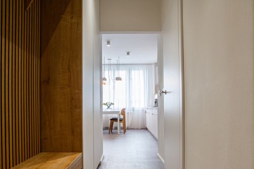 Světlý přírodní interiér